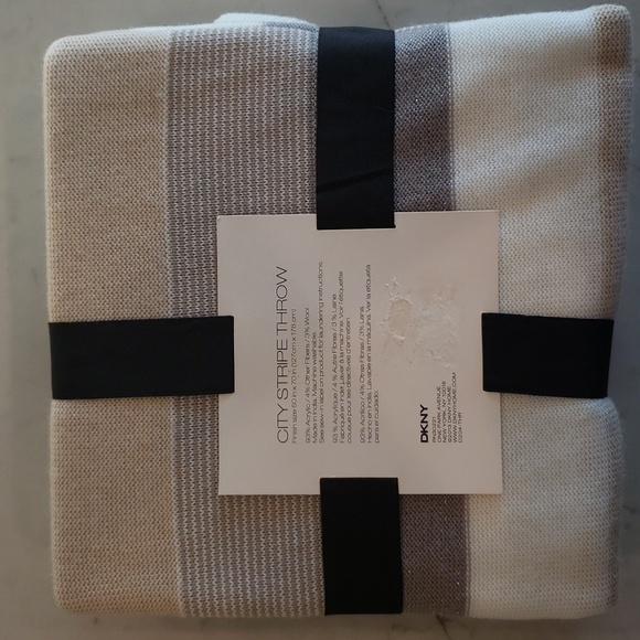 Sparkle DKNY City Stripe Throw NWT Neutral Colors Silver, Gray, Tan, Cream - Picture 5 of 10